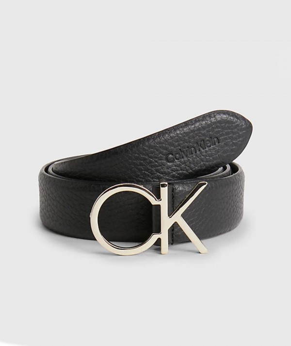 Calvin Klein Cintura in pelle martellata Nera con Logo Donna